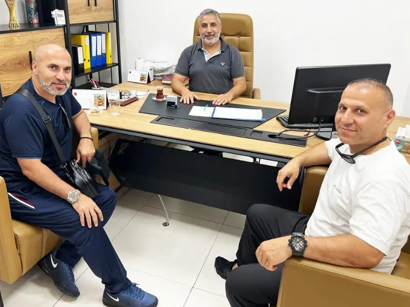 Op. Dr. Selahattin Yitgin muayene masasında iki hastasıyla