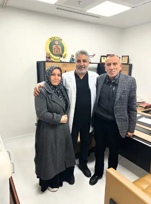 Op. Dr. Selahattin Yitgin ofisinde iki hastasıyla