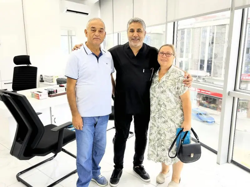 Op. Dr. Selahattin Yitgin aydınlık ofisinde iki hastasıyla