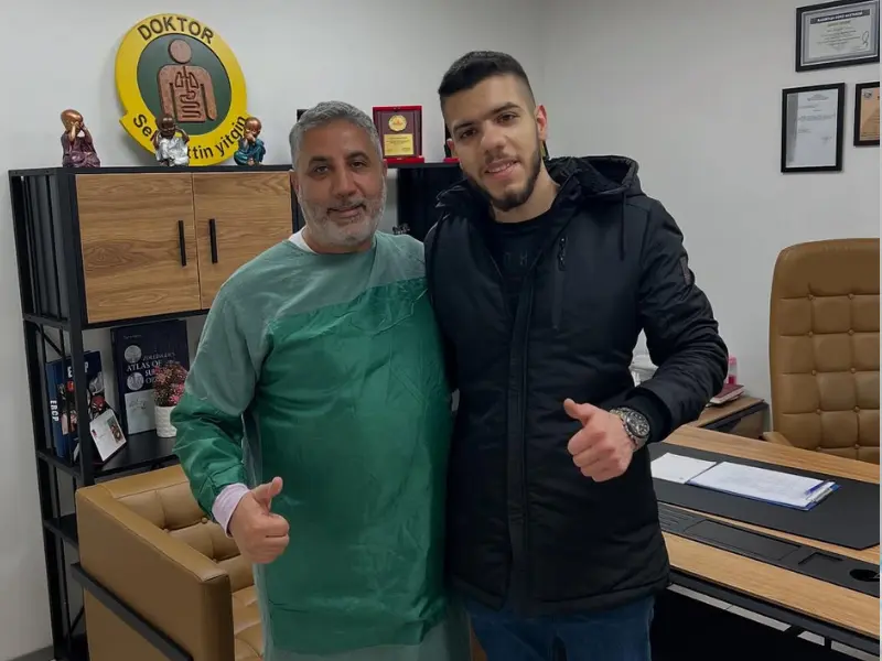 Op. Dr. Selahattin Yitgin muayenehane ofisinde bir hastasıyla