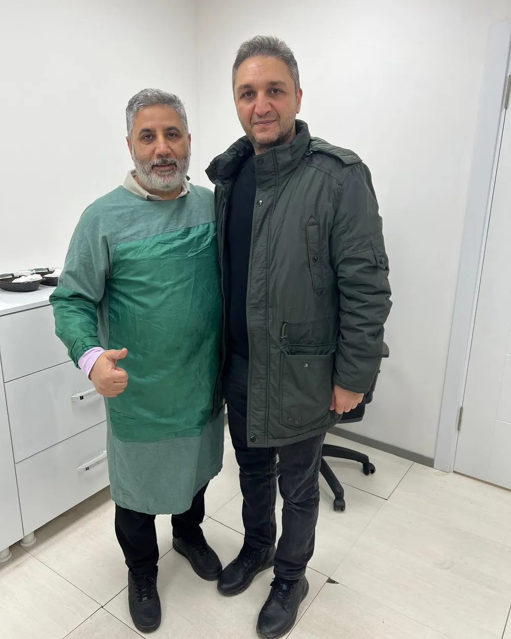 Op. Dr. Selahattin Yitgin muayenehanede bir hastasıyla