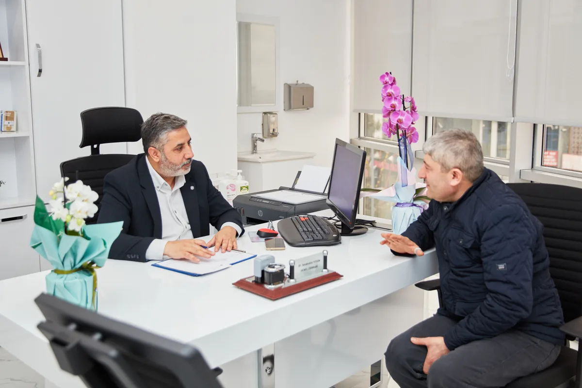 Op. Dr. Selahattin Yitgin muayene masasında bir görüşmede