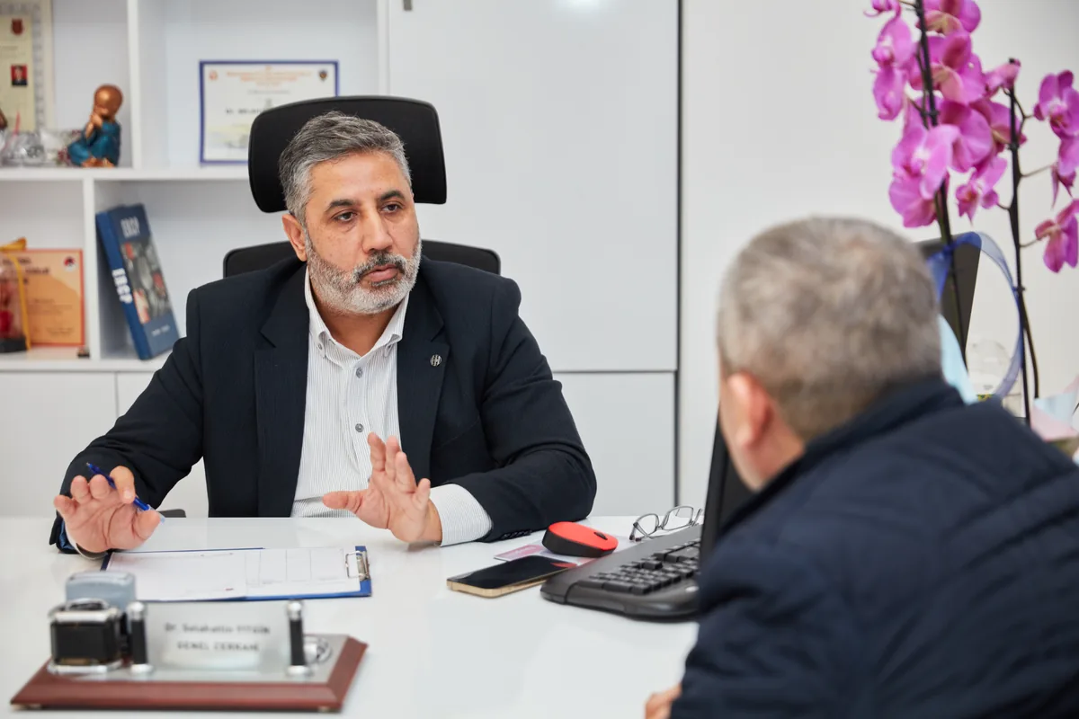 Op. Dr. Selahattin Yitgin görüşmede açıklama yaparken