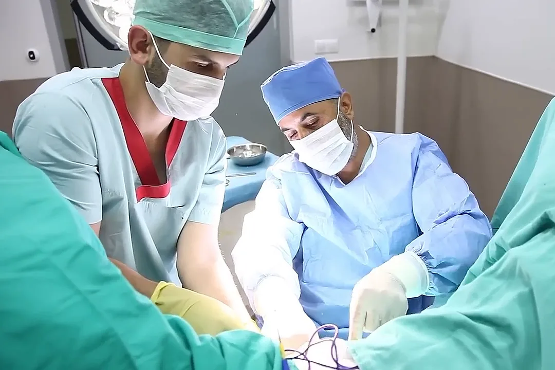 Op. Dr. Selahattin Yitgin ve ekibi ameliyathanede işlem sırasında
