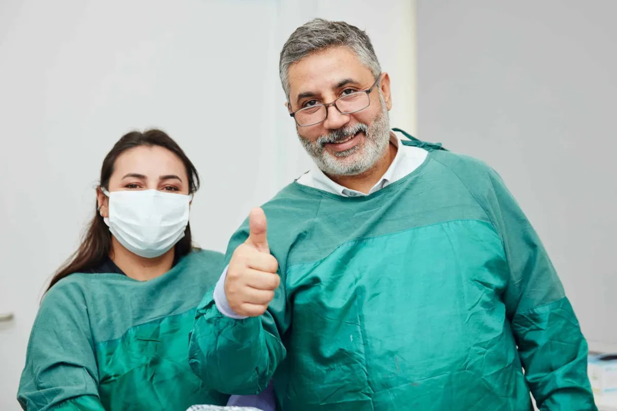 Op. Dr. Selahattin Yitgin ve hemşire işlem sonrası hasta odasında