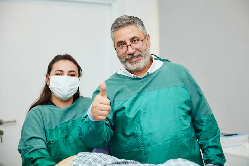 Op. Dr. Selahattin Yitgin ve ameliyathane ekibi, başarılı bir operasyonun ardından.