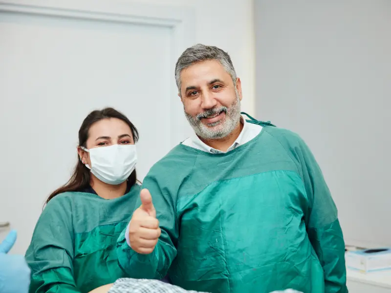 İstanbul'da gerçekleştirdiği başarılı ve ağrısız lazerle hemoroid tedavisi sonrası ekibiyle birlikte güven veren Op. Dr. Selahattin Yitgin.