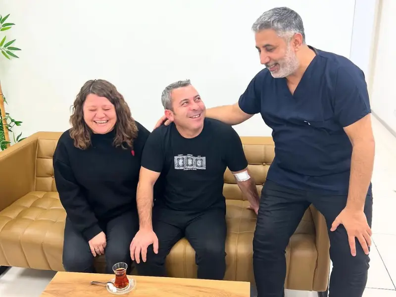 Muayene ve tedavi korkusunu yenerek Op. Dr. Selahattin Yitgin ile sağlığına kavuşan, işlem sonrası klinikte çay içip sohbet eden mutlu ve güler yüzlü hastalar.