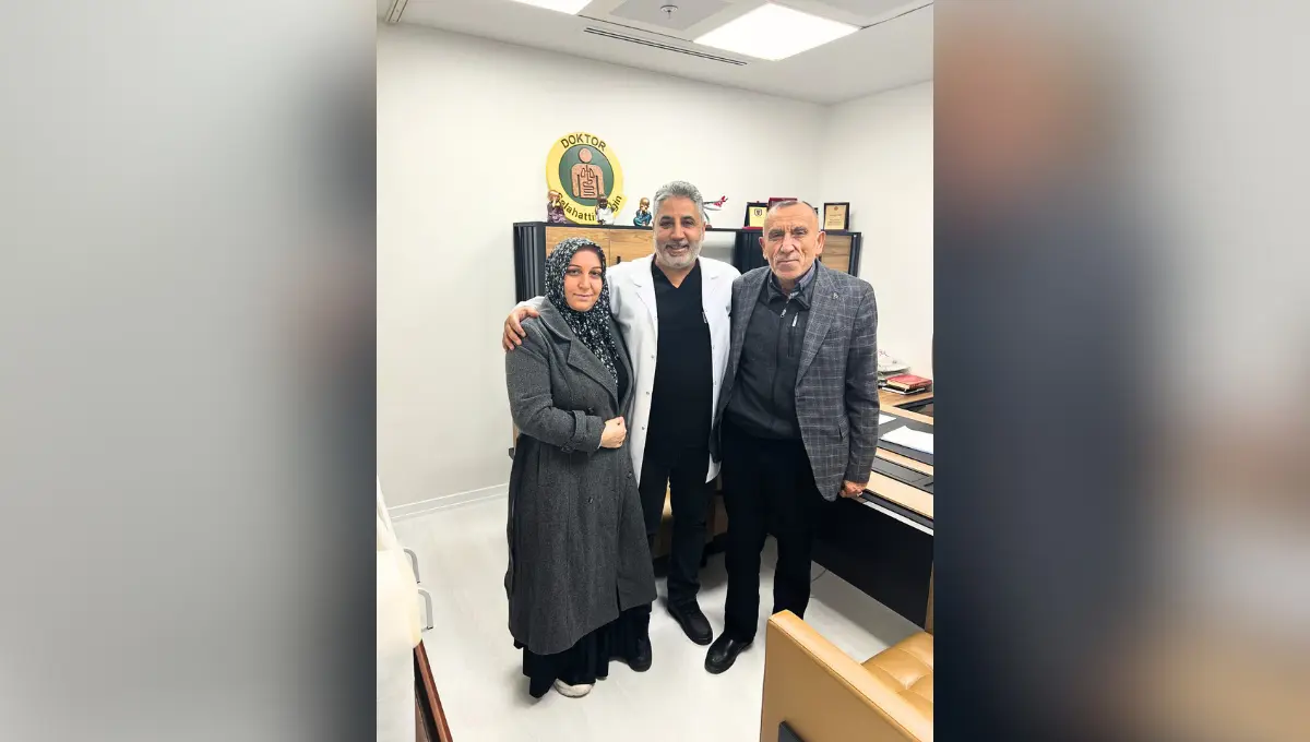 Genel Cerrahi Uzmanı Op. Dr. Selahattin Yitgin, kliniğinde başarılı bir tedavi süreci geçiren ve sağlığına kavuşan mutlu hastalarıyla birlikte hatıra fotoğrafında