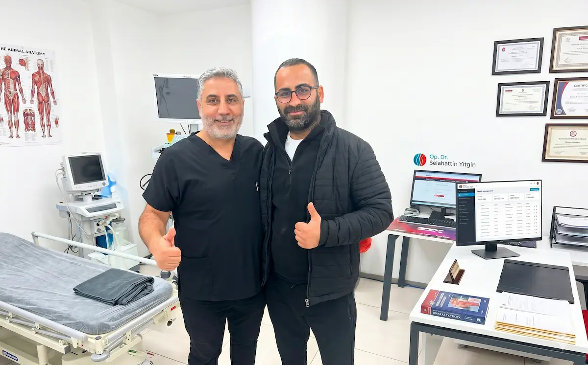 Op. Dr. Selahattin Yitgin kıl dönmesi tedavisi sonrası memnun hastasıyla muayenehanesinde