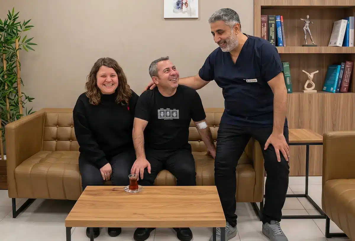 Op. Dr. Selahattin Yitgin Şişli'deki muayenehanesinde tedavi sonrası memnun hastalarıyla